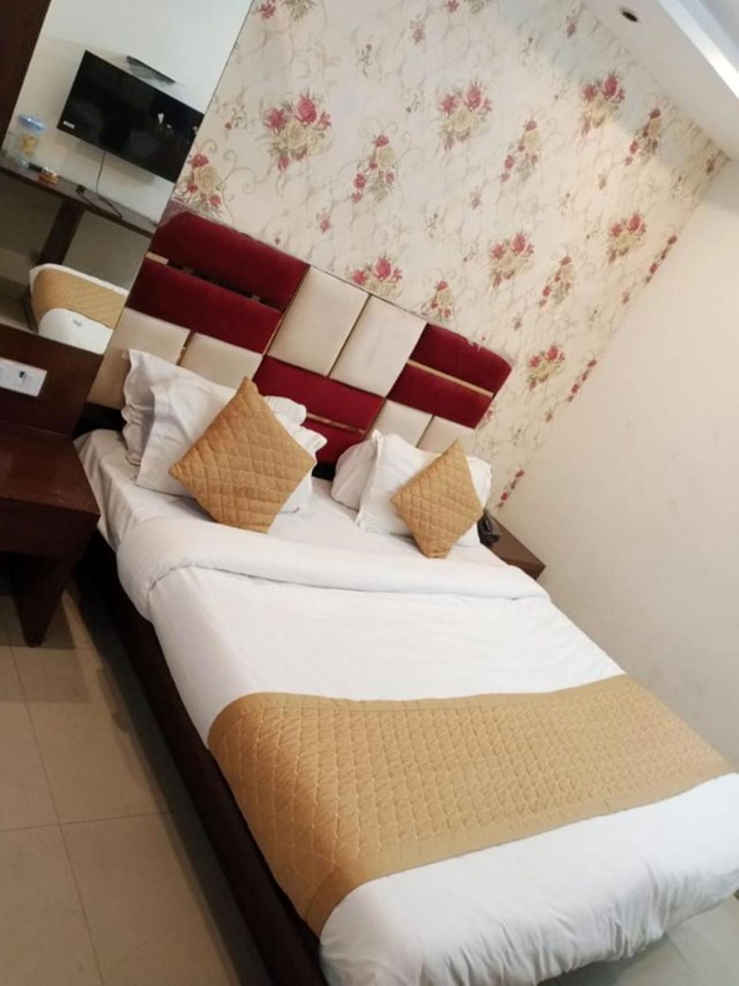 Hotel Aditya Inn Near New Delhi Railway Station Main Bazar ภายนอก รูปภาพ